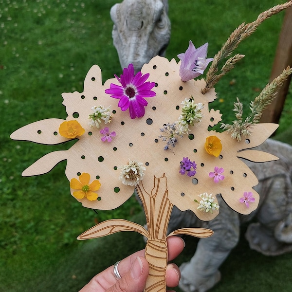 Tableau de collection de fleurs en bois : aventure pour enfants dans la nature