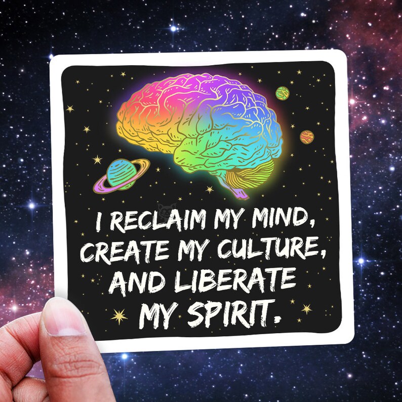 Puede incluir: Una pegatina con un cerebro de color arco&iacute;ris en un fondo de espacio negro con estrellas. El texto dice "Reclamo mi mente, creo mi cultura y libero mi esp&iacute;ritu."