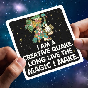 Puede incluir: Una pegatina negra con una ilustraci&oacute;n colorida de una deidad Maya sosteniendo una lanza y un escudo. El texto dice "Soy un terremoto creativo. Larga vida a la magia que hago."