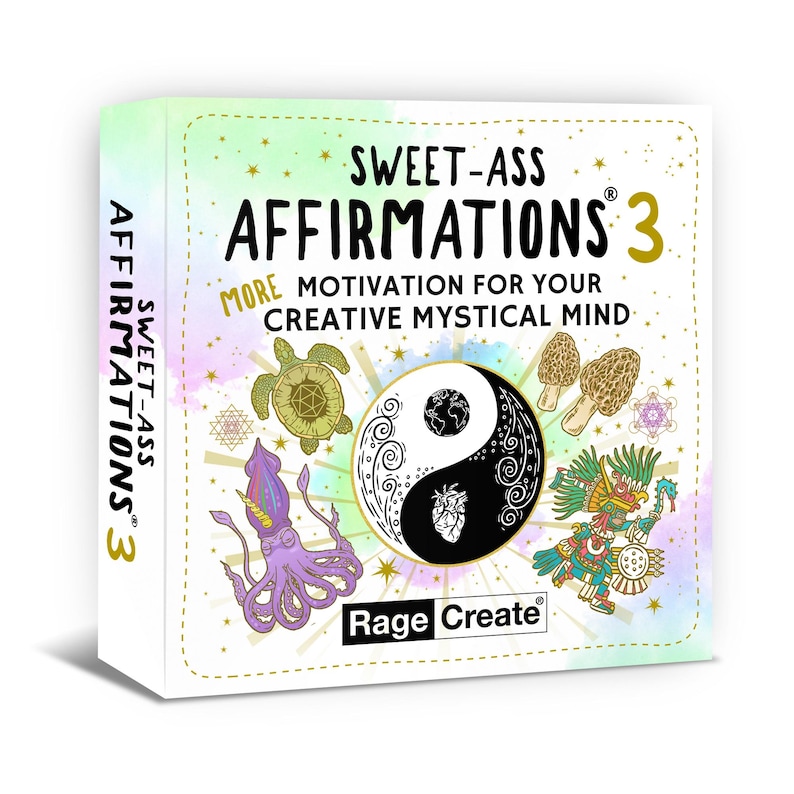 Puede incluir: Una caja de cartas de afirmaci&oacute;n con fondo blanco e ilustraciones coloridas. La caja presenta el texto "SWEET-ASS AFFIRMATIONS 3" y "MORE MOTIVATION FOR YOUR CREATIVE MYSTICAL MIND". La caja tambi&eacute;n presenta el logotipo "Rage Create".