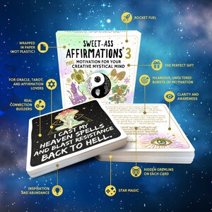 Puede incluir: Una baraja de cartas de afirmaci&oacute;n con un dise&ntilde;o psicod&eacute;lico colorido. Las cartas presentan una variedad de ilustraciones, incluyendo un hongo, un s&iacute;mbolo yin yang y una criatura con m&uacute;ltiples ojos. El texto en las cartas dice "Sweet-Ass Affirmations 3" y "I Cast My Heaven Spells and Blast Resistance Back to Hell."