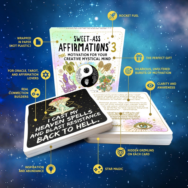 Puede incluir: Una baraja de cartas de afirmaci&oacute;n con un dise&ntilde;o psicod&eacute;lico colorido. Las cartas presentan una variedad de ilustraciones, incluyendo un hongo, un s&iacute;mbolo yin yang y una criatura con m&uacute;ltiples ojos. El texto en las cartas dice "Sweet-Ass Affirmations 3" y "I Cast My Heaven Spells and Blast Resistance Back to Hell."