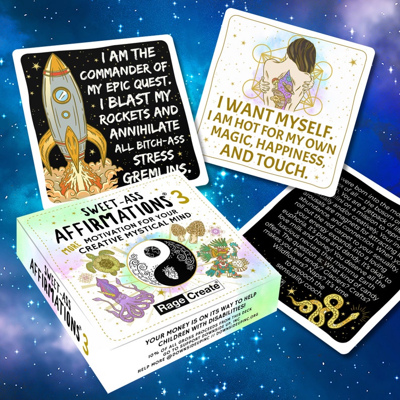 Puede incluir: Una baraja de cartas de afirmaci&oacute;n con un dise&ntilde;o colorido que presenta un cohete, un s&iacute;mbolo yin yang y un calamar. La caja es blanca con letras doradas y el texto "Sweet-Ass Affirmations 3" y "More Motivation for Your Creative Mystical Mind".