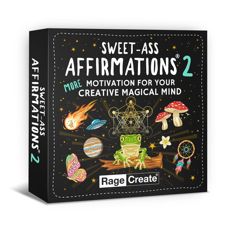 Może przedstawiać: Czarne pudełko z tekstem "Sweet-Ass Affirmations 2" i "More Motivation for Your Creative Magical Mind". Pudełko zawiera kolorową ilustrację żaby, motyla, komety, UFO, planety, łapacza sn&oacute;w, kwiatu i wzoru geometrycznego.