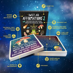 Może przedstawiać: Talie kart afirmacji z czarnym tłem i kolorowymi ilustracjami. Karty zawierają tekst "Sweet-Ass Affirmations 2" i "More Motivation for Your Creative Magical Mind". Karty są zapakowane w papier, a nie w plastik.