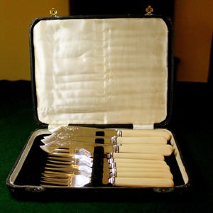 Vintage 12pc silver plated fish cutlery set