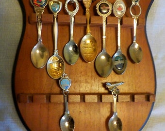 N. American Souvenir Spoon Collection (9 cuillères) montée sur un présentoir à bouclier en bois