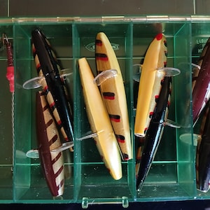 Lote de señuelos de pesca de madera vintage de los años 50: 8 crankbaits artesanales + anzuelo. Artículos de pesca coleccionables.