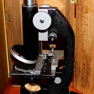 Microscopio compuesto PZO vintage en estuche de madera original (1953)