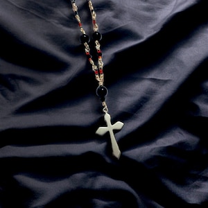 VAMPIRKREUZ Eine gotische Draht-Gewickelte Rosenkranz-Halskette / Handgemachtes schönes Stück für die unsterbliche Schönheit, die Sie sind / Regenbogen-Obsidian