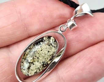 Grönt baltiskt bärnstenshänge: Sterling silver 925 och naturlig ädelsten med droppformad sten