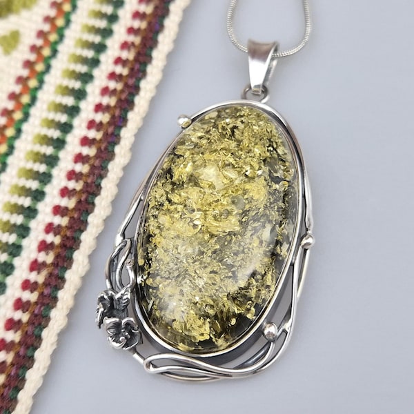 Colgante de ámbar báltico verde: joyería artesanal de plata de ley 925 y gema en forma de lágrima.