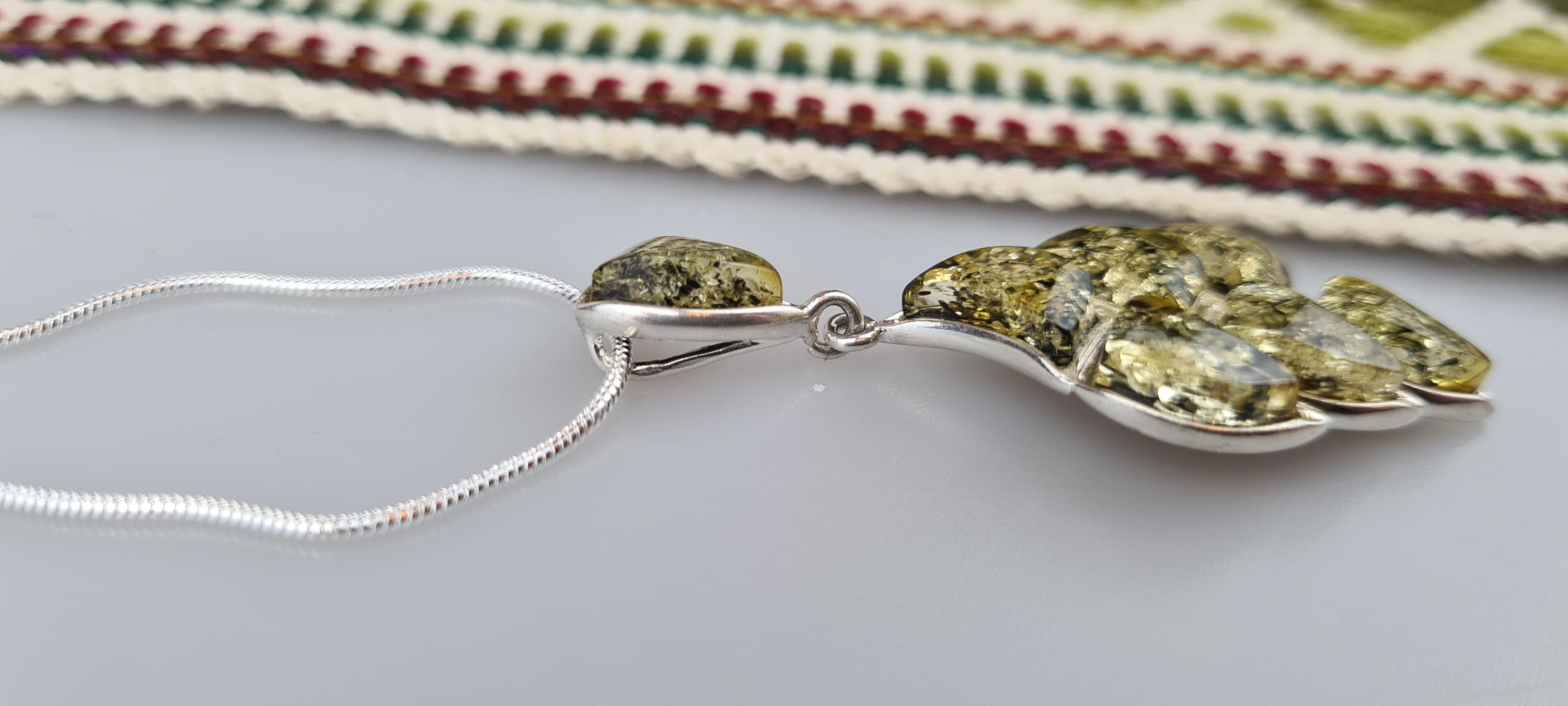 Ciondolo In Ambra Verde Naturale Su Collana In Argento 925 – Gioiello Donna Fatto A Mano 55cm