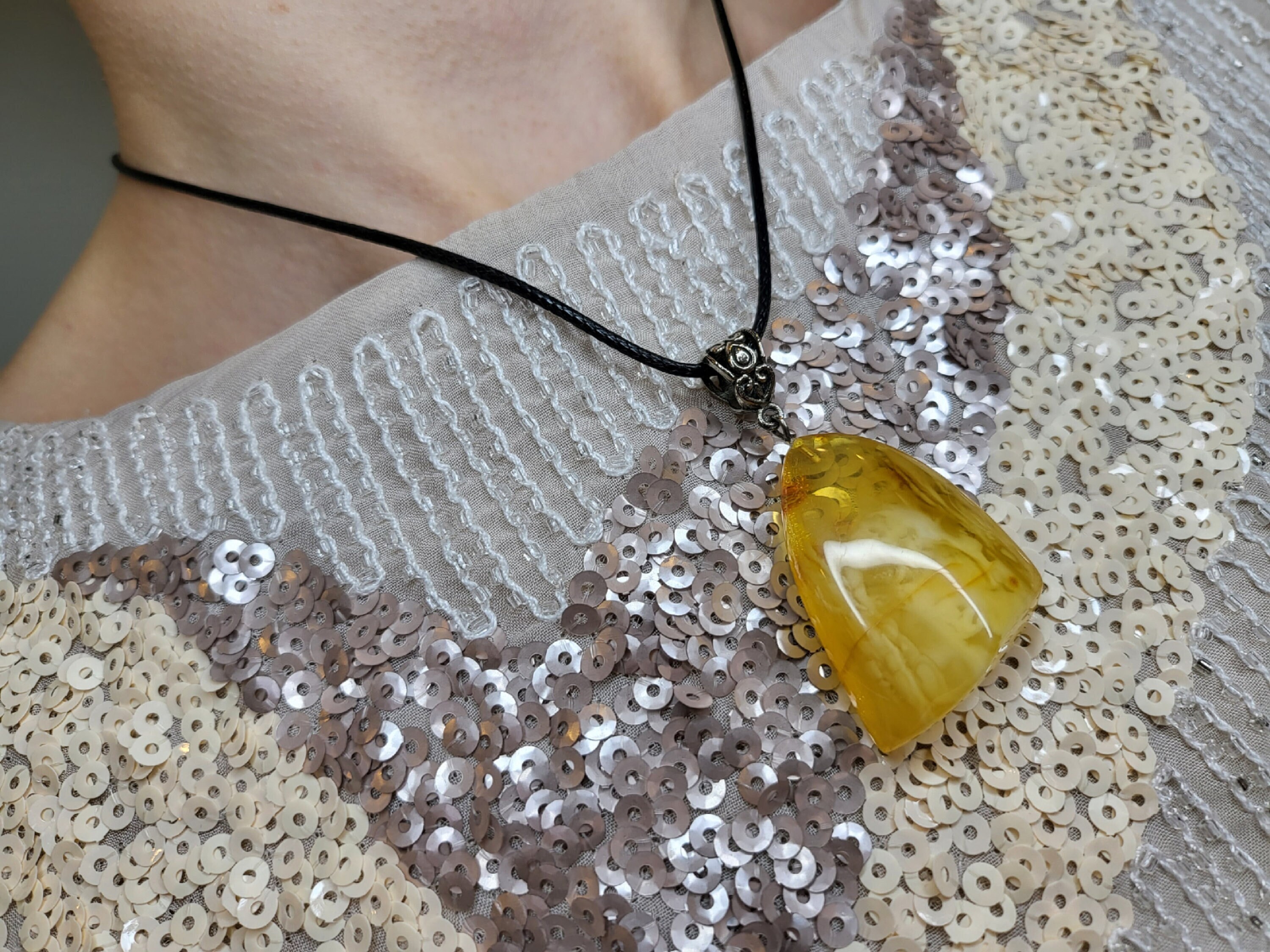 手作りバルト海産琥珀ペンダント：リトアニア産ホワイトイエローの宝石