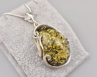 Grönt baltiskt bärnstenshänge: Sterling silver 925 & naturlig ädelsten i tårform