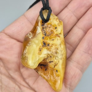 Anhänger aus rohem baltischem Bernstein: Handgefertigtes weiß-grünes Amulett, Geschenk für Sie/Ihn