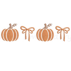 Peut inclure: Motif brodé avec deux citrouilles et deux nœuds orange. Les citrouilles ont des lignes verticales et des tiges bouclées. Les nœuds sont simples et élégants, parfaits pour les créations sur le thème de l'automne.