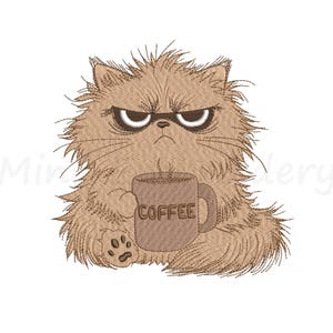 Puede incluir: Ilustración de un gato marrón y gruñón sosteniendo una taza de café. La taza tiene la palabra "COFFEE" impresa. El gato tiene una expresión enfadada y un aspecto esponjoso.