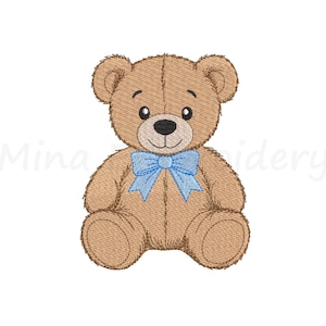 Könnte beinhalten: Ein brauner Teddybär mit einer hellblauen Fliege. Der Bär hat ein gesticktes Design, schwarze Augen und eine schwarze Nase. Der Bär sitzt mit ausgestreckten Armen und Beinen. Das Bild hat den Text "Mina Embroidery" unten links.