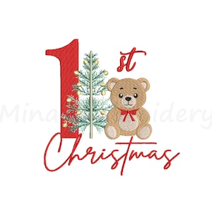 Può includere: Un design festivo per il primo Natale di un bambino. Presenta un grande numero 1 rosso, un albero di Natale con luci, un orsacchiotto con un fiocco rosso e la scritta "1st Christmas" in rosso. Perfetto per i lavori natalizi.
