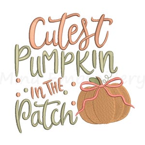 Puede incluir: Un diseño con temática otoñal con el texto "Cutest Pumpkin in the Patch" en escritura melocotón y verde. Una calabaza naranja texturizada con un tallo verde y un lazo melocotón está a la derecha. El diseño está sobre un fondo blanco.