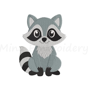 Puede incluir: Diseño de bordado de mapache de dibujos animados. El mapache es gris con marcas negras alrededor de los ojos y en la cola. El diseño está sobre un fondo blanco. El texto "Mini Embroidery" está en la esquina inferior izquierda.