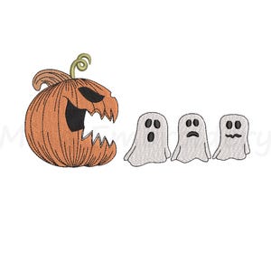 Puede incluir: Una calabaza naranja con una cara tallada y un tallo verde, junto a tres fantasmas blancos con diferentes expresiones faciales. El diseño es de temática Halloween.
