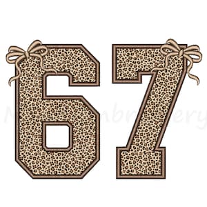 Könnte beinhalten: Gesticktes Design mit der Zahl 67 im Leopardenmuster. Die Zahlen sind dunkelbraun umrandet und oben mit beigen Schleifen verziert. Das Design ist vor einem weißen Hintergrund platziert.