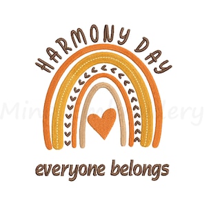 以下が含まれることがあります： 中央にハートのあるオレンジ、イエロー、ブラウンの虹。虹の下に「Harmony Day everyone belongs」というテキストがあります。