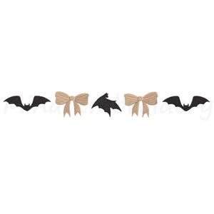 Puede incluir: Un diseño decorativo con temática de Halloween que presenta siluetas de murciélagos negros y lazos de color beige alternados. El diseño está sobre un fondo blanco, creando una estética simple pero festiva. Los murciélagos y los lazos están dispuestos en una línea horizontal.