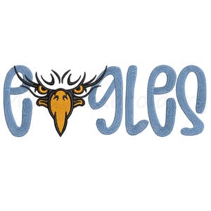 Könnte beinhalten: Gesticktes Design mit dem Wort "EAGLES" in hellblauer Schrift. Der Buchstabe "E" wird durch einen Adlerkopf mit orangefarbenen, gelben und schwarzen Details ersetzt. Geeignet für Kleidung oder Teamartikel.