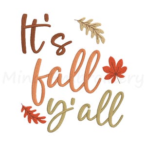Puede incluir: Un diseño con temática otoñal con la frase "It's fall y'all" en escritura marrón, naranja y dorada. El diseño incluye tres hojas bordadas en tonos marrones y naranjas, perfecto para la decoración otoñal.