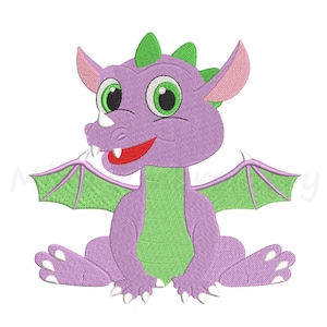 Könnte beinhalten: Gesticktes Drachendesign in Lila und Grün. Der Drache hat große grüne Augen, einen roten Mund und grüne Flügel. Ideal für Kinderkleidung oder Bastelprojekte. Auf weißem Hintergrund.