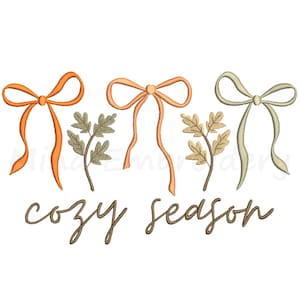 Puede incluir: Ilustración de tres lazos en naranja, melocotón y verde salvia, cada uno emparejado con una ramita de hojas. Las palabras "cozy season" están escritas en una fuente marrón debajo, ideal para el otoño.