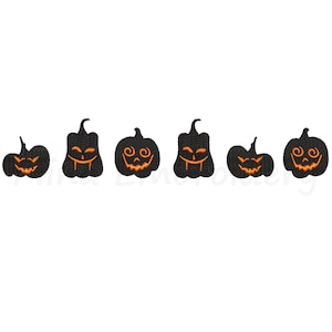 Puede incluir: Seis calabazas negras de jack-o'-lantern con caras naranjas. Las calabazas están dispuestas en una fila.