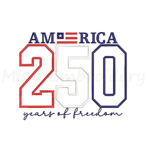 Puede incluir: Un diseño patriótico con la palabra "AMERICA" con una bandera, y los números "250" en rojo, blanco y azul. La frase "years of freedom" está escrita debajo. El diseño está sobre un fondo blanco.