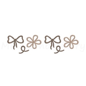 Pode incluir: Um padrão repetido de laços e formas de flores bordadas em tons de castanho e bege. O design inclui duas formas de laço, duas formas de flor e duas formas de redemoinho, todos com uma aparência texturizada, sobre um fundo branco.