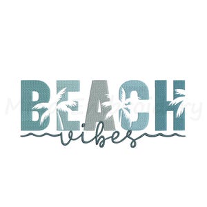 Può includere: Design grafico con le parole "BEACH vibes" in verde acqua e grigio. La parola "BEACH" ha sagome di palme all'interno delle lettere. Una linea ondulata sottolinea la parola "vibes".