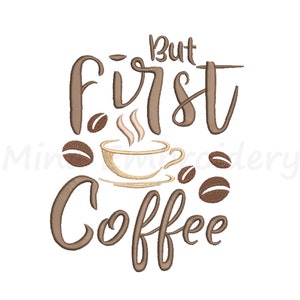 Könnte beinhalten: Braunes Stickdesign auf weißem Hintergrund. Der Text lautet "But First Coffee" in einer Schreibschrift. Eine Kaffeetasse mit Dampf und Kaffeebohnen sind ebenfalls im Design enthalten.