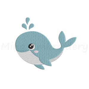 Może przedstawiać: Haftowany wzór jasnoniebieskiego wieloryba z fontanną wody. Wieloryb ma biały brzuch, mały różowy policzek i duże, przyjazne oko. Wzór znajduje się na białym tle.
