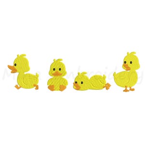 Puede incluir: Cuatro patitos amarillos en diferentes poses. Un patito está caminando, otro está sentado, otro está acostado de espaldas y otro está de pie con la cabeza girada hacia un lado.