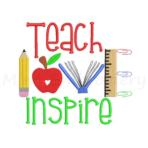 Może przedstawiać: Wzór haftu w kolorze czerwonym, zielonym, żółtym i niebieskim z napisem "Teach Love Inspire" i obrazami jabłka, książki, ołówka, linijki i spinaczy.