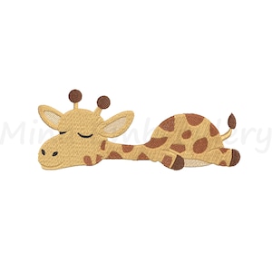 Könnte beinhalten: Eine Cartoon-Giraffe mit braunen Flecken liegt mit geschlossenen Augen da. Die Girafe ist hellbraun mit einem hellbraunen Hals und einem braunen Schwanz.