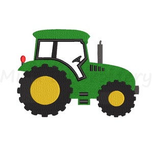 Op de afbeelding: Groene speelgoedtractor met zwarte wielen en gele centra. De tractor heeft een zwart stuurwiel en een zwarte uitlaatpijp.