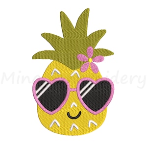 Może przedstawiać: Żółty ananas z różowym kwiatem na górze, noszący różowe okulary w kształcie serca z czarnymi szkłami. Ananas ma uśmiechniętą twarz.