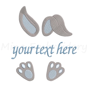 Könnte beinhalten: Stickerei mit einem Paar grauer Hasenohren mit blauer Innenverkleidung, dem Text "your text here" in blauer Kursivschrift und zwei grauen Hasenpfoten mit blauer Innenverkleidung.