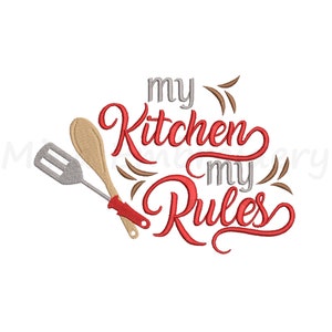 Könnte beinhalten: Gesticktes Design mit einem Spatel und einem Holzlöffel, die sich überkreuzen, mit dem Text "my kitchen my rules" in roten und grauen Buchstaben.