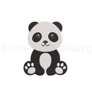 Puede incluir: Un oso panda de dibujos animados en blanco y negro sentado con las patas extendidas hacia adelante. El panda tiene la barriga blanca y las orejas, los ojos y las patas negras.
