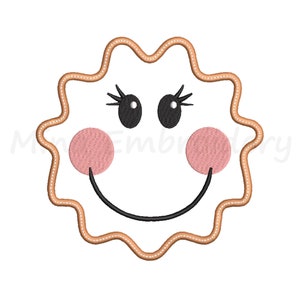 Puede incluir: Un sol marrón con una cara blanca, ojos negros, pestañas y una sonrisa. El sol tiene mejillas rosadas.