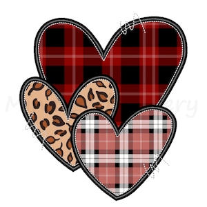 Könnte beinhalten: Drei herzförmige Patches in einem übereinanderliegenden Design. Das obere Herz ist rot-schwarz kariert, das mittlere Herz ist braun-beige Leopardenmuster und das untere Herz ist rosa-weiß kariert.